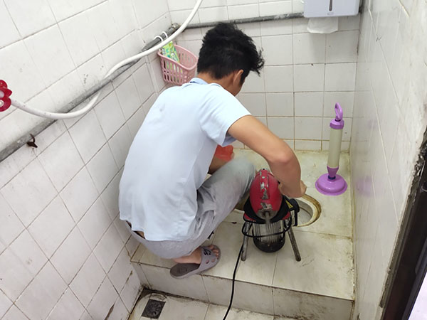 城关管道堵塞冒臭气 专业师傅现场解决问题