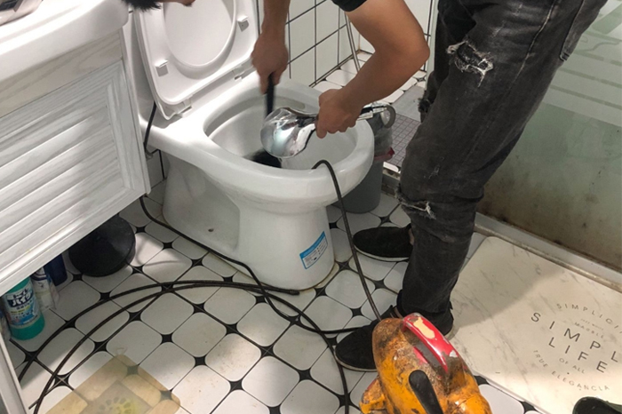 城关马桶堵塞自己疏通还是找师傅?专业上门服务让你省时更省心
